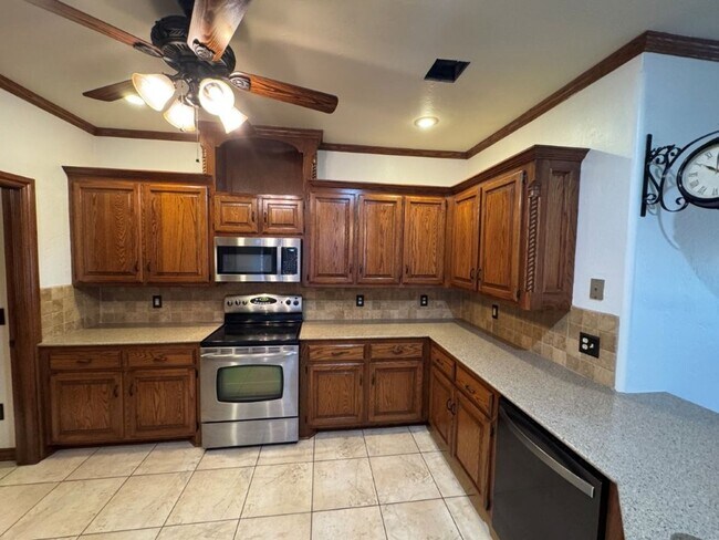 Building Photo - Stunning 3 bed in immaculate community, NO...