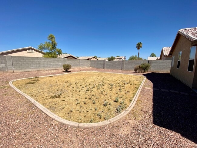 Building Photo - MOVE IN SPECIAL 3 Bed 2 Bath Corner Lot