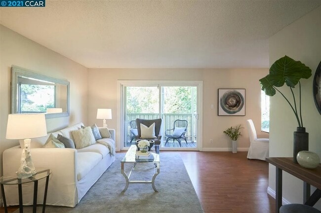 Building Photo - 2728 Oak Rd