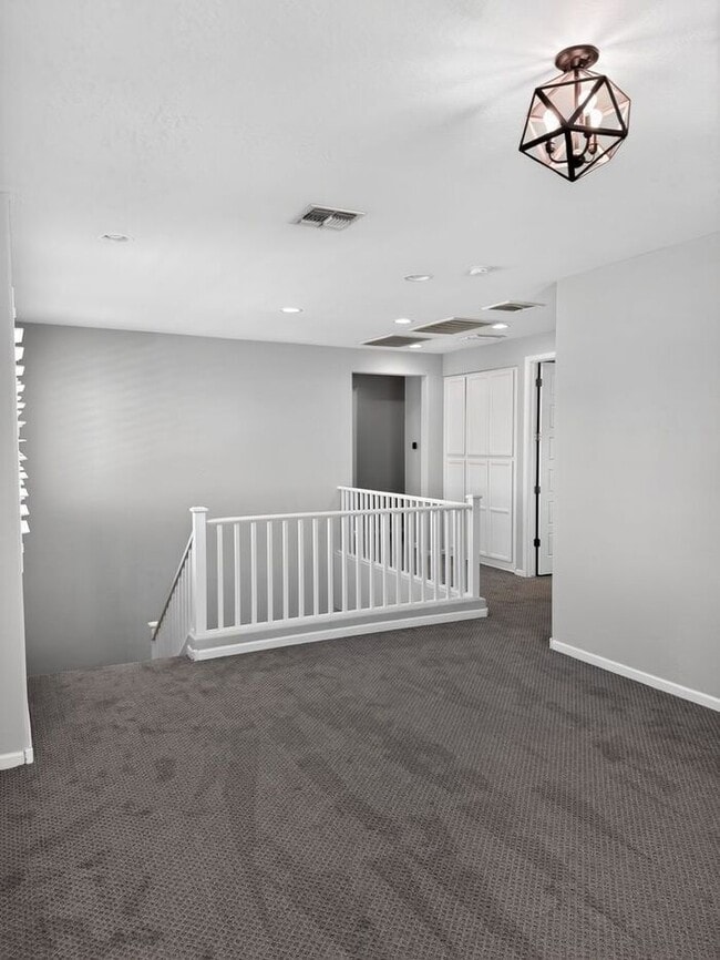 Building Photo - Stunning 5 Bed/5Bath Home in Gated Community – Over 3,100 SqFt of Modern Living -New Carpet throu...