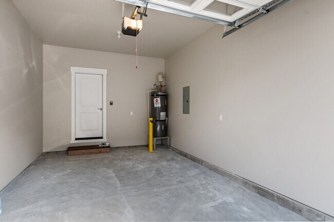 Building Photo - 3 bedroom, 2.5 bath townhome, minutes from...