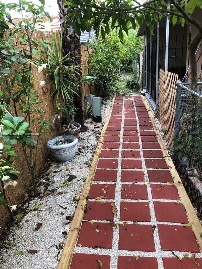 Building Photo - 6530 W 2nd Ct