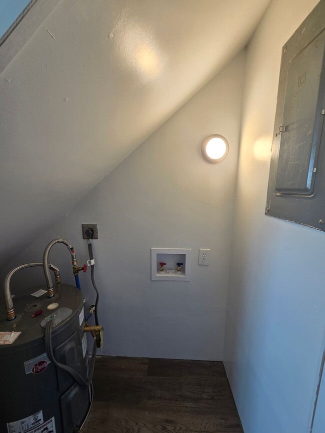 Building Photo - Newly Remodeled 2 Bed/1.5 Bath Townhouse i...
