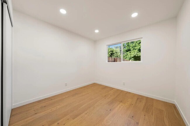 Building Photo - 5550 E Knoll Dr