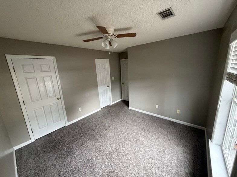 Building Photo - 1021 Old Marks Dr