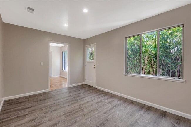 Building Photo - Beautifully Remodeled 4 Bedroom (+ bonus room and closet) 2 Bathroom Mountain View Home!