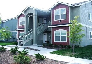 Building Photo - 2 bed / 1 bath ground-floor apartment in a convenient location in west Boise