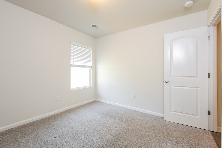 Building Photo - 161 Queens Cir