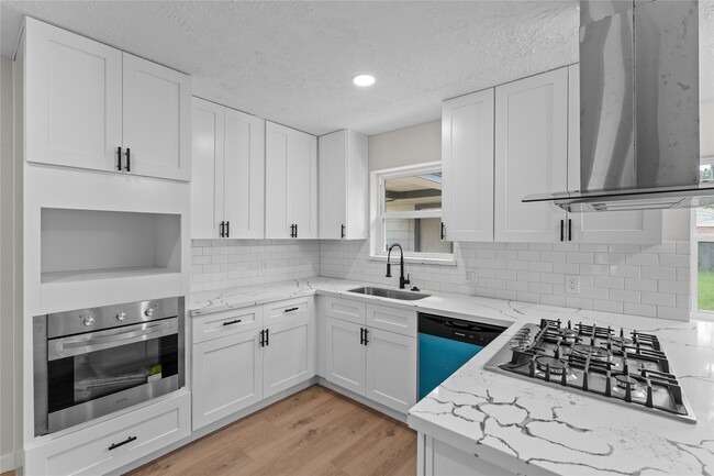 Building Photo - 28814 Enchanted Dr