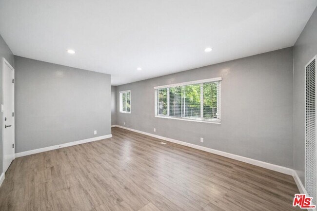 Building Photo - 252 S New Hampshire Ave