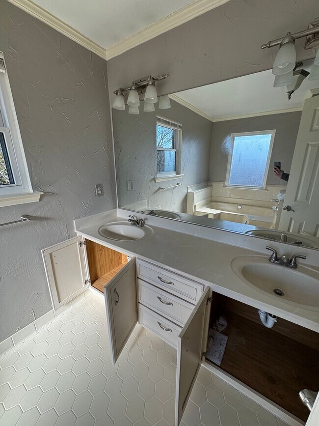 Building Photo - ** AVAILABLE NOW ** in Waterford Subdivision