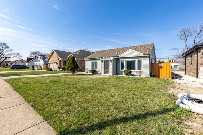 Building Photo - 7740 S Laramie Ave