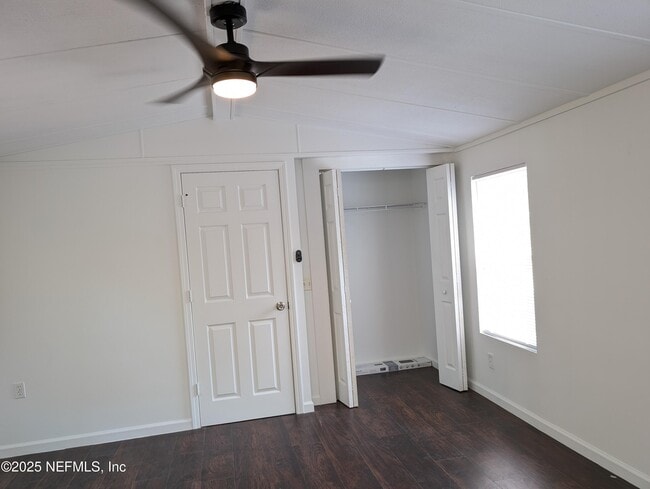 Building Photo - 179 Violet Cir