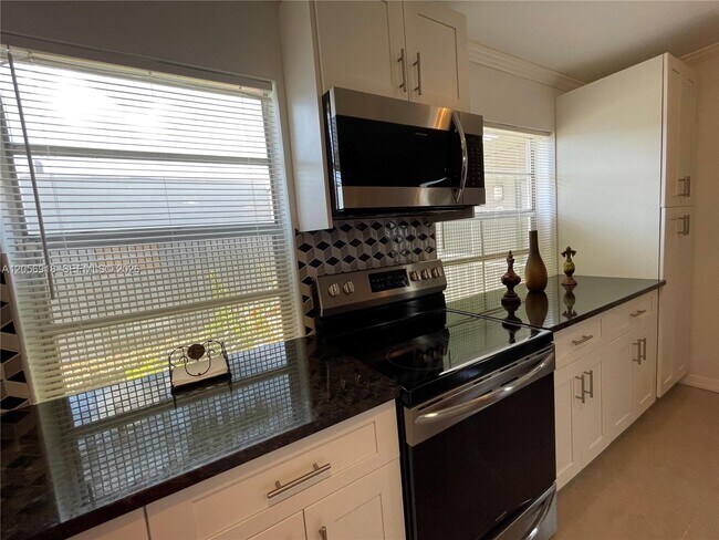 Building Photo - 899 Normandy Trail