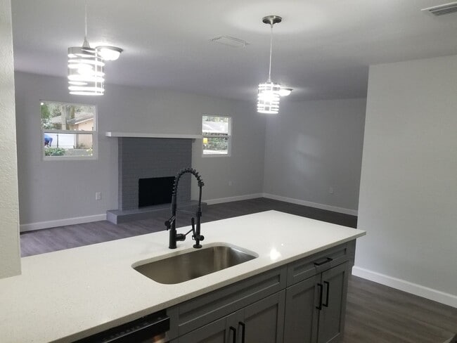 Building Photo - Three-Bedroom Home Near Lake Howard in Win...