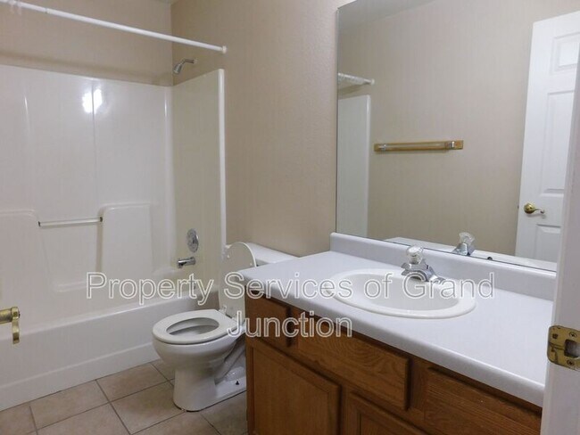 Building Photo - 493 Green Acres St