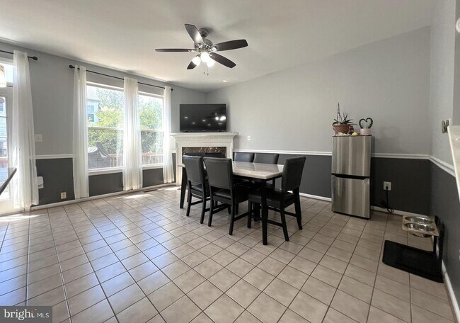 Building Photo - 8819 Blue Royale Ln