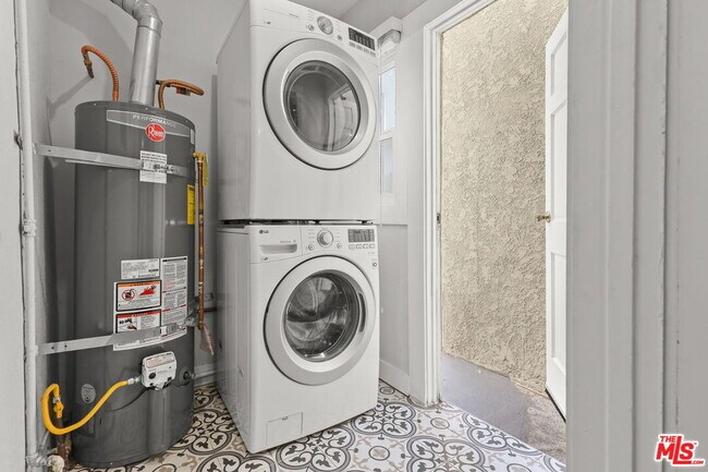 Building Photo - 1756 N La Brea Ave