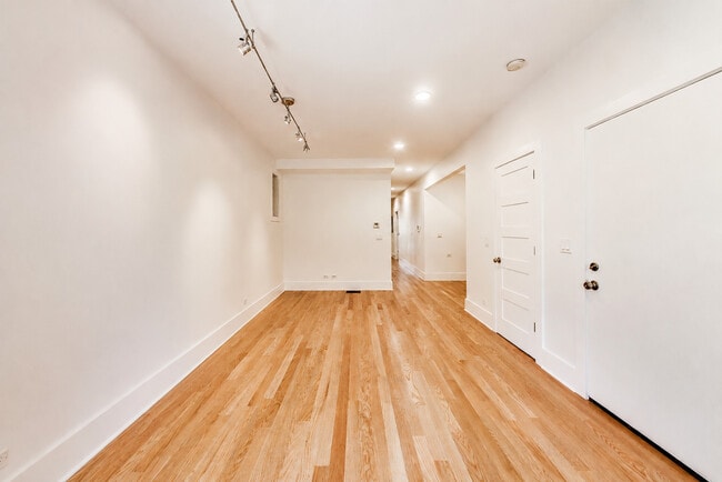 Building Photo - 2132 N Oakley Ave