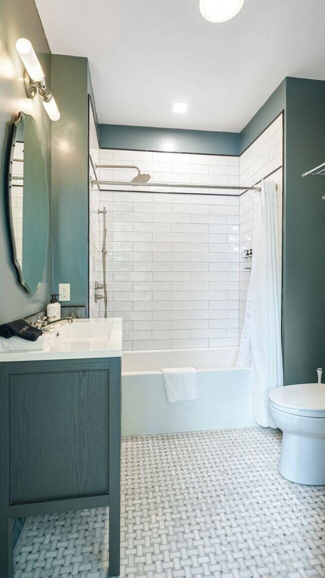 Building Photo - 604 Baronne St