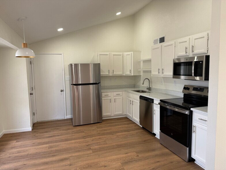Building Photo - 4757 China Rose Dr