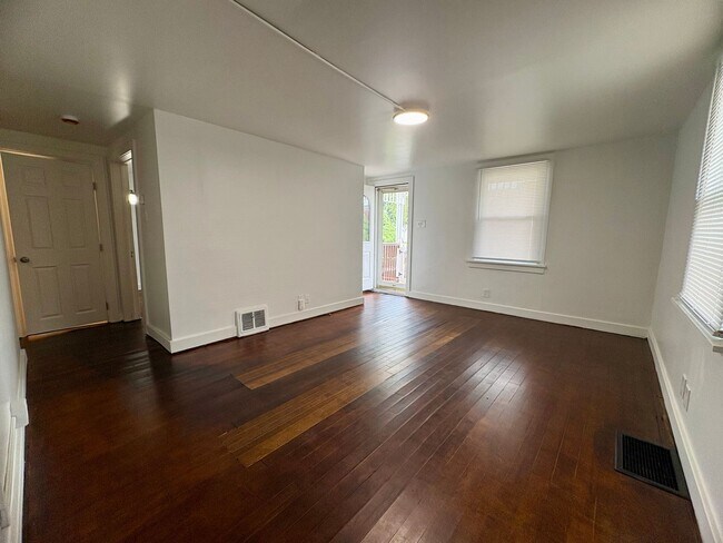 Building Photo - 2 Bedroom 2 Bathroom Home in Carlisle w/Bonus Rooms!