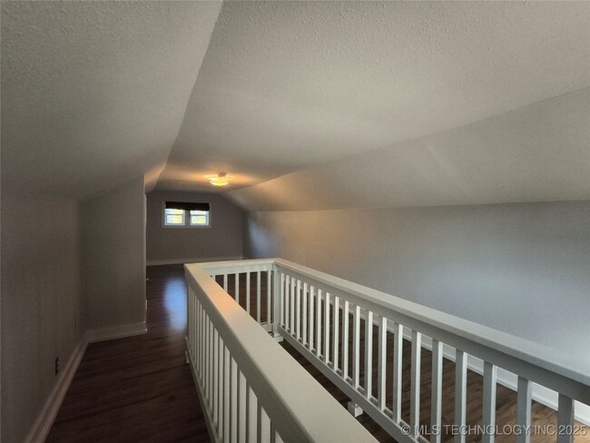 Building Photo - 2124 E 17th Pl