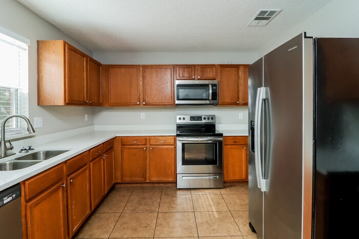 Building Photo - 525 Linacre Dr