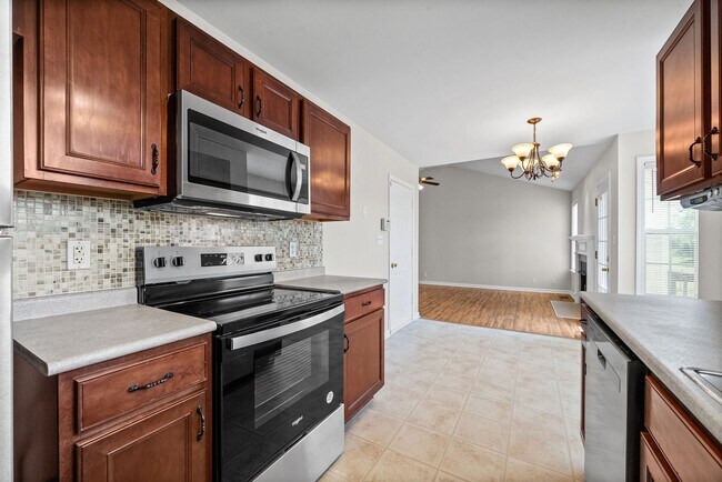 Building Photo - 3865 Roscommon Way