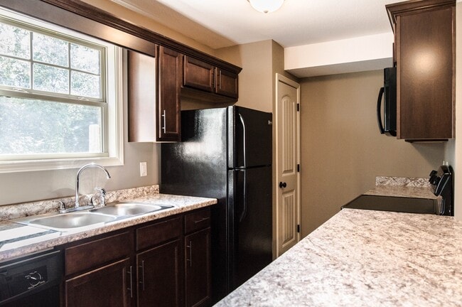Building Photo - Pet Friendly Two Bedroom!