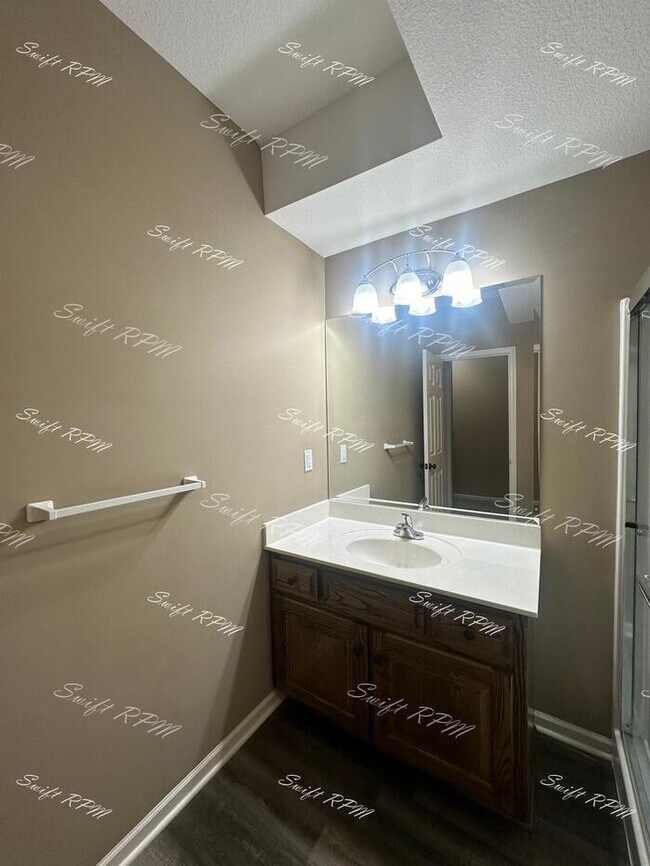 Building Photo - 9030 Meadow View Dr