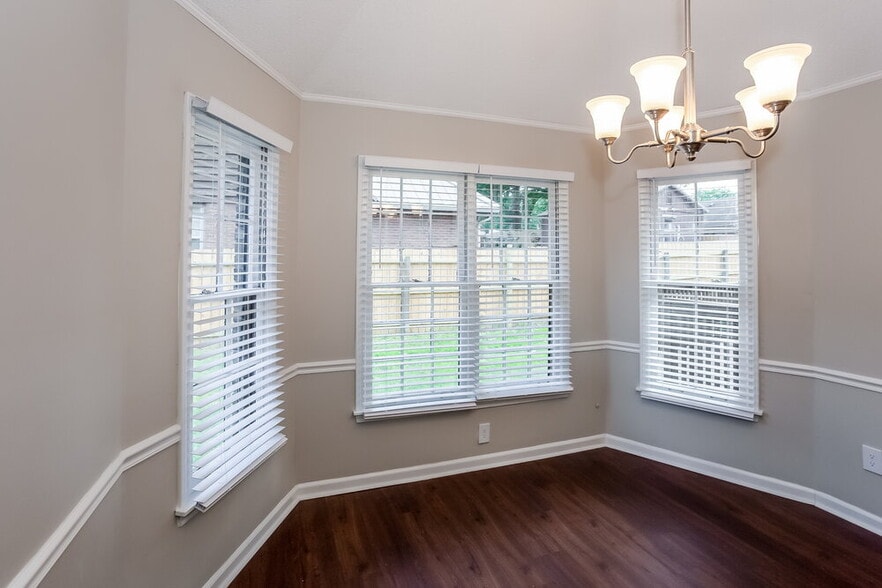 Building Photo - 7375 Ashley Oaks Dr