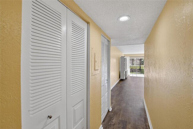 Building Photo - 2900 Cove Cay Dr