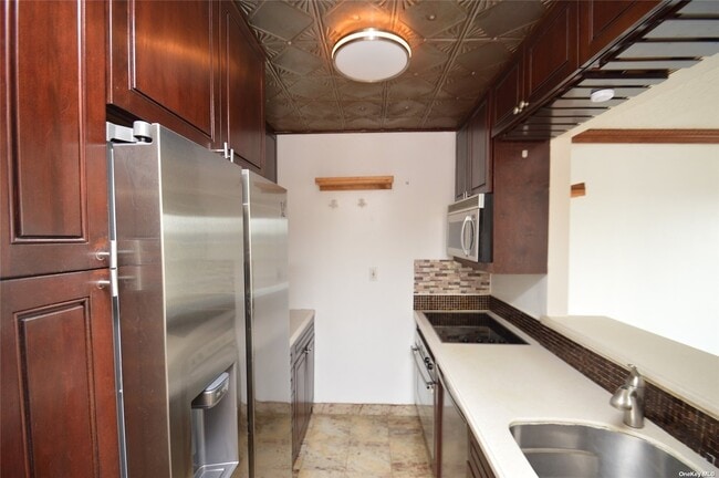 Building Photo - 25-40-40 Shore Blvd