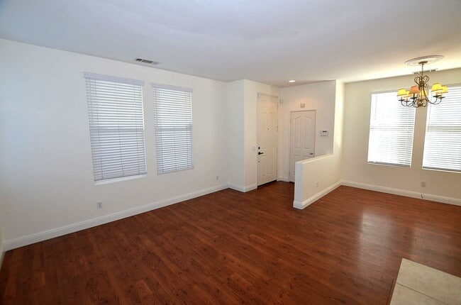 Building Photo - 4Br/3-1/2 bathroom Home