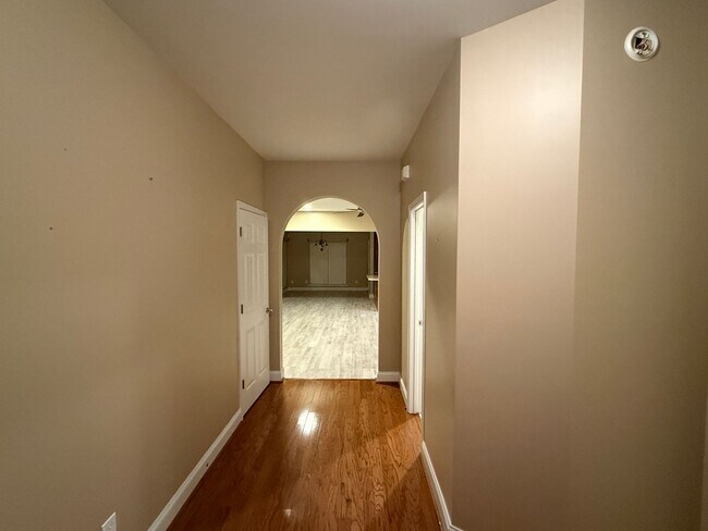 Building Photo - Chelsea Park - One Level 2 Bedroom on a Cu...