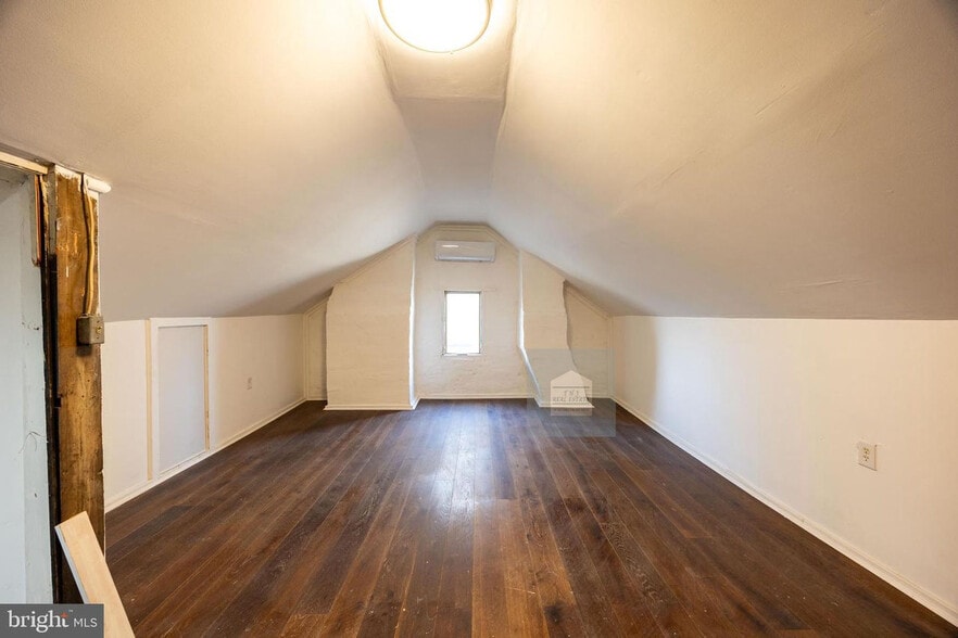 Building Photo - 209 E Martin St