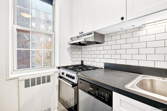 Building Photo - 770 Bronx River Rd