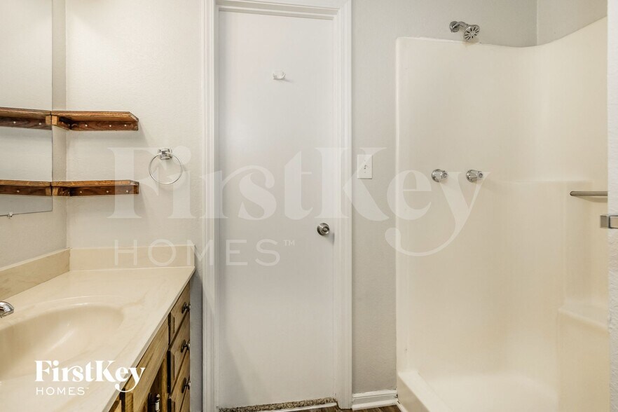 Building Photo - 16905 Lea Ave