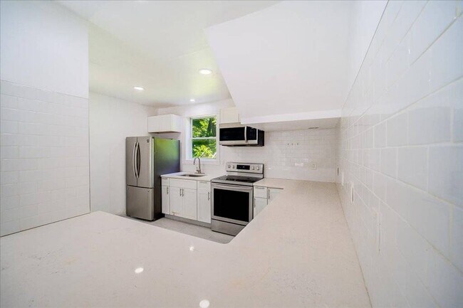 Building Photo - 629 S Rd