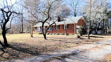 Building Photo - Nice private ranch in the woods