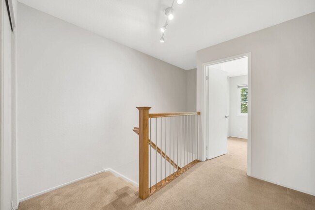 Building Photo - Spacious 4-Bedroom, 2.5-Bath Townhouse Clo...