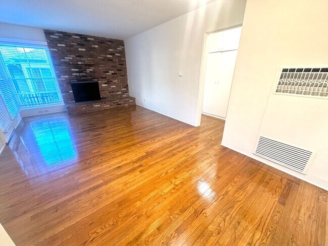 Building Photo - Charming 2-Bedroom Home with Hardwood Floors & Fireplace Near the Traffic Circle