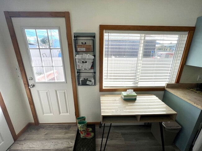 Building Photo - Pet Friendly 3 Bed 2 Bath Single Family Home With Large Garage!