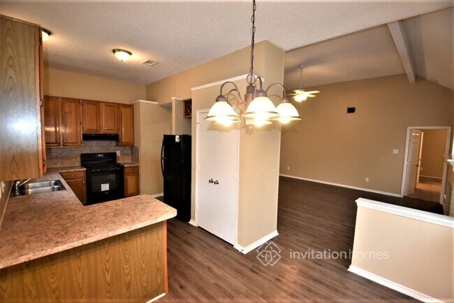 Building Photo - 813 Raintree Ln