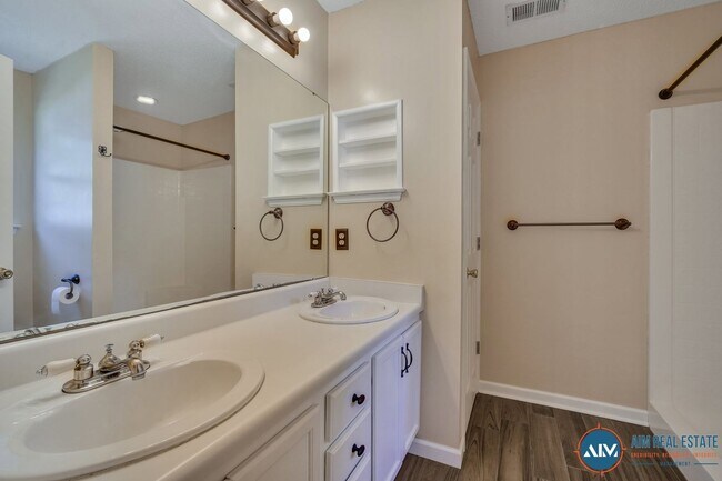 Building Photo - Charming 3-Bed, 2-Bath Home in Historic Beaufort, SC. Call for Details!