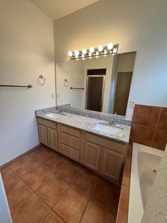 Building Photo - Nice townhome located off Foothills and Telshor.