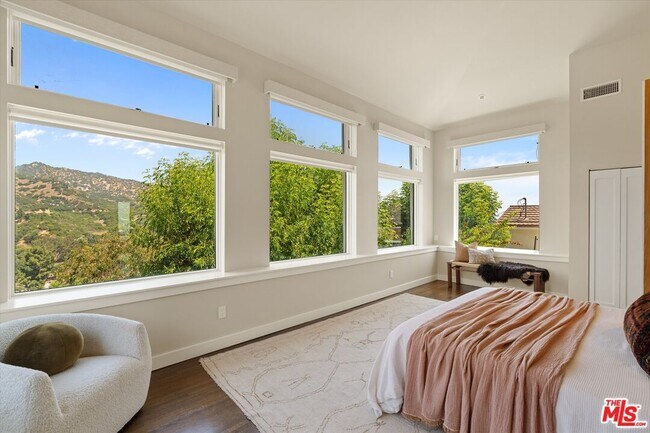 Building Photo - 2700 Glendower Ave