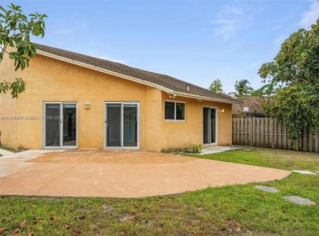 Building Photo - 11041 SW 11th Ct