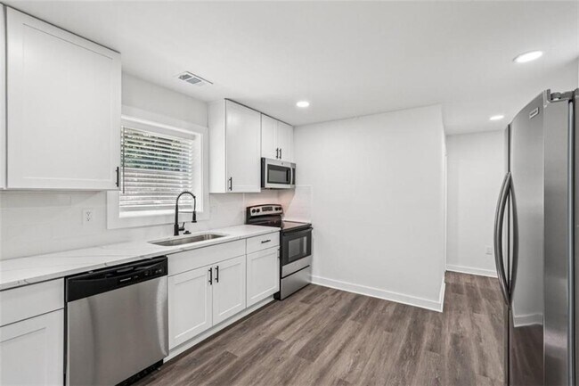 Building Photo - 119 Kelso Dr SW